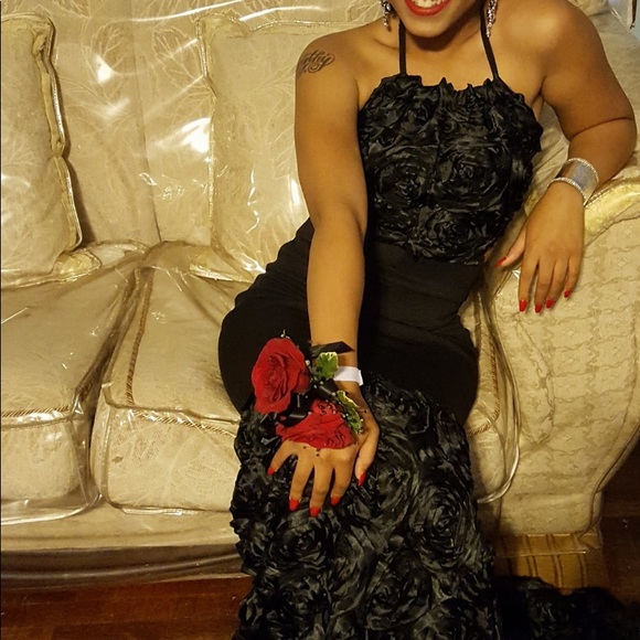 Beautiful black prom gown.  Worn once. Size 6/8 - Picture 4 of 5